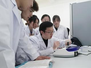 君子  器，“另類”的體育老師...